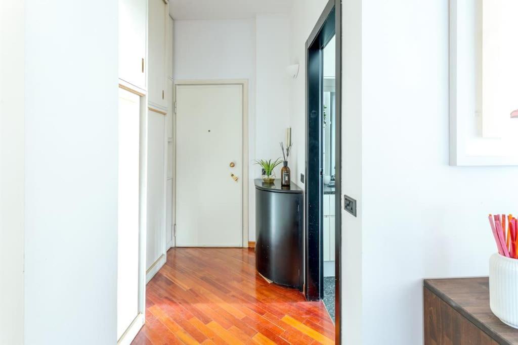 Duomo 10 Min Luxury • Terrazzo • Wi-Fi • Netflix Appartement Milaan Buitenkant foto